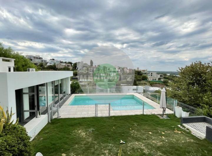 Casa · 350m² · 8 Ambientes · 2 Cocheras