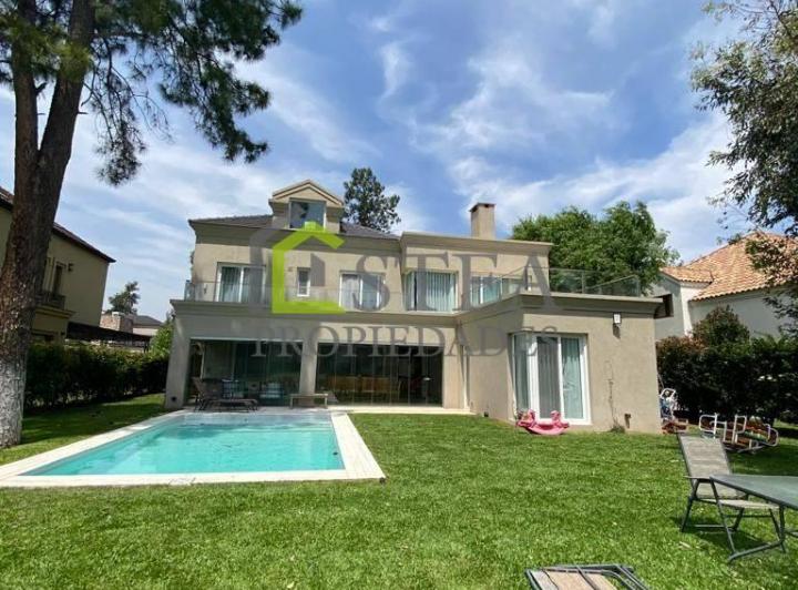 Casa · 430m² · 5 Ambientes · 2 Cocheras