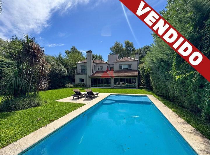 Casa · 225m² · 5 Ambientes · 1 Cochera