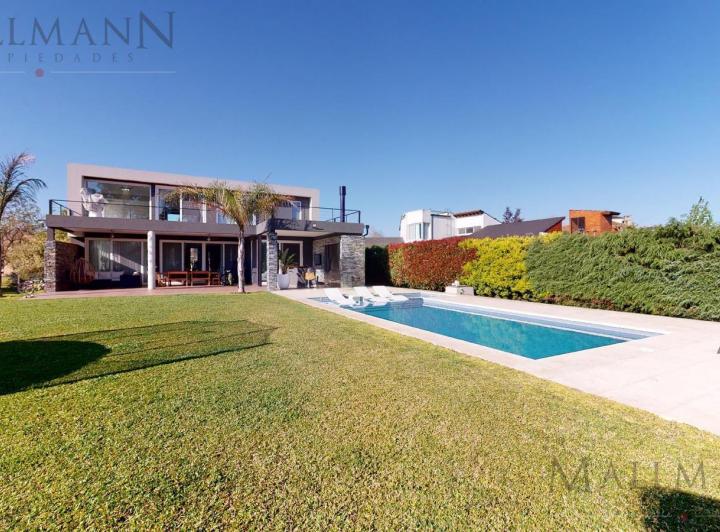 Casa · 350m² · 7 Ambientes · 2 Cocheras