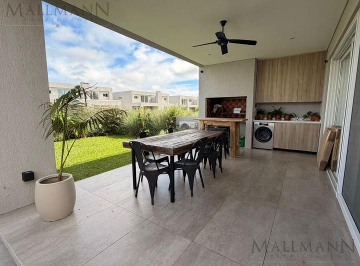 Casa · 128m² · 4 Ambientes · 2 Cocheras