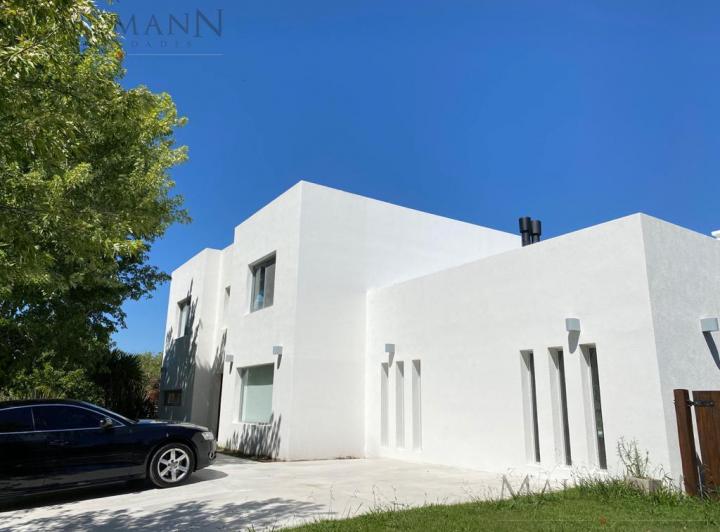 Casa · 330m² · 5 Ambientes · 1 Cochera