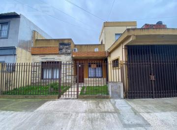 Casa · 160m² · 5 Ambientes · 2 Cocheras · Casa 5 Ambientes, Piscina, Quincho con Parrilla y Oficina en Castelar Sur