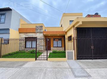 Casa · 160m² · 5 Ambientes · 2 Cocheras · Casa 5 Ambientes, Piscina, Quincho con Parrilla y Oficina en Castelar Sur