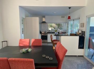 Casa · 150m² · 5 Ambientes · 4 Cocheras · Hermosa Casa en Santa Guadalupe