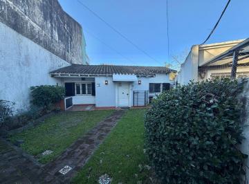 Casa de 3 ambientes, San Isidro · Muy Linda ¨casita¨ en Inmejorable Ubicación en Las L. de San Isidro, Dos Dor. Patio, Jardín y 2 Coch