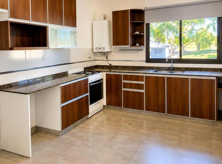Casa · 150m² · 5 Ambientes · 2 Cocheras