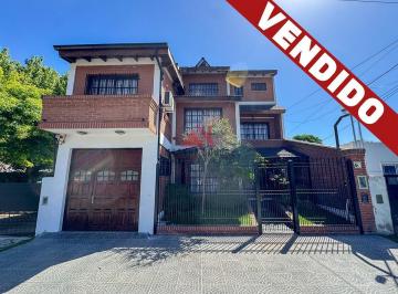 Casa · 280m² · 6 Ambientes · 3 Cocheras · Casa en Venta en Pilar, G. B. a. Zona Norte, Argentina
