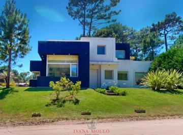 Casa · 185m² · 4 Ambientes · 2 Cocheras · Casa en Venta 4 Ambientes en Barrio Alamos II, Pinamar, con Pileta