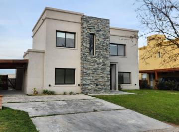 Casa · 170m² · 5 Ambientes · 3 Cocheras · Casa en El Canton - Islas