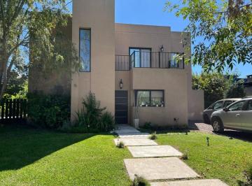 Casa · 180m² · 4 Ambientes · ### Casa en Venta Los Robles ###