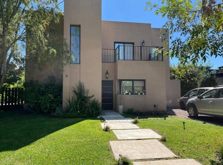 Casa · 180m² · 4 Ambientes