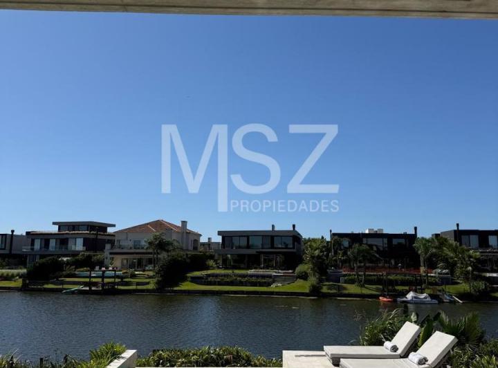 Casa · 318m² · 6 Ambientes · 4 Cocheras