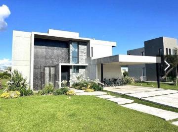 Casa de 7 ambientes, Ezeiza · Casa en Venta en Terralagos con Vista a La Laguna