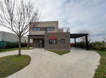 Casa · 174m² · 5 Ambientes · 1 Cochera · Casa en Venta en Santo Tomas, Pilar, G. B. a. Zona Norte