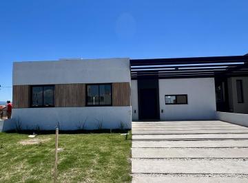 Casa · 110m² · 5 Ambientes · 2 Cocheras · Casa en Venta en Rincones de Manantiales