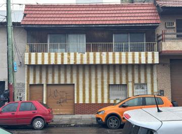 Casa · 180m² · 3 Ambientes · Casa con Local y Departamento en Primer Piso