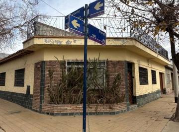 Casa · 130m² · 4 Ambientes · 1 Cochera · Venta Casa Esquina en Dorrego