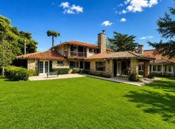 Casa · 392m² · 7 Ambientes · 2 Cocheras · Alquiler Casa en Los Troncos