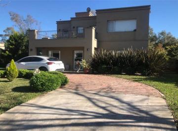 Casa · 220m² · 5 Ambientes · 4 Cocheras · Venta Casa 5 Ambientes con Piscina Apto Credito