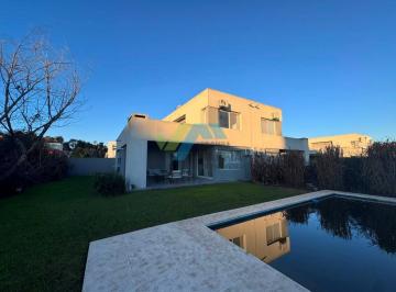 Casa · 110m² · 4 Ambientes · 1 Cochera · Apto Credito Casa con Pileta - Casas de Santa Guadalupe Pilar del Este