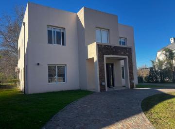 Casa · 210m² · 6 Ambientes · 4 Cocheras · Venta Casa Barrio Septiembre de 5 Ambientes