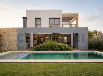 Casa · 160m² · 2 Dormitorios · 2 Cocheras · Casa de Categoría con Parque, Pileta y Seguridad, Viví en La Mejor Zona de La Ciudad 505 y 138.