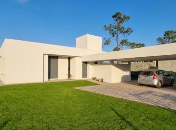 Casa · 1060m² · 3 Dormitorios · 2 Cocheras · Casa en Una Planta en Chacras de La Villa Excelentemente Ubicada