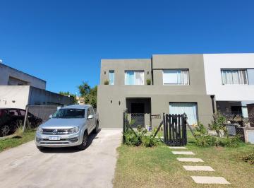 Casa · 155m² · 5 Ambientes · 2 Cocheras · Casas de Santa María | Alquiler | Casa de 3 Dorm. con Gran Recepción y Pileta