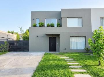 Casa · 155m² · 5 Ambientes · 2 Cocheras · Casas de Santa María | Alquiler | Lindísima Casa de 3 Dorm. con Gran Recepción y Pileta