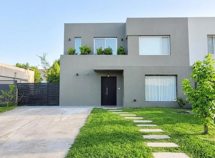 Casa · 155m² · 5 Ambientes · 2 Cocheras