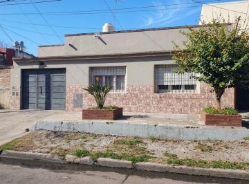 Casa · 5 Ambientes · 1 Cochera · Multifamiliar en Venta El Palomar con Garaje!