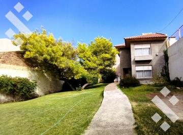 Casa · 204m² · 7 Ambientes · 3 Cocheras · En Alquiler | Casa de 3 Dorm. | Santa Genovena | Apto Comercial