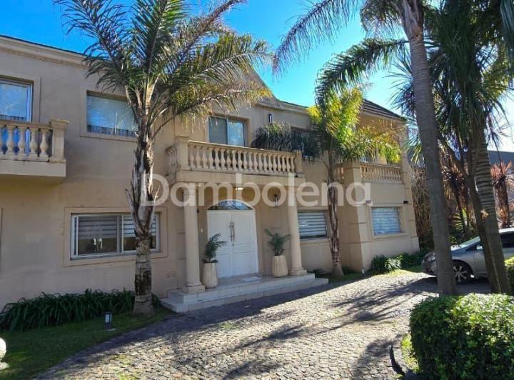 Casa · 350m² · 6 Ambientes · 1 Cochera