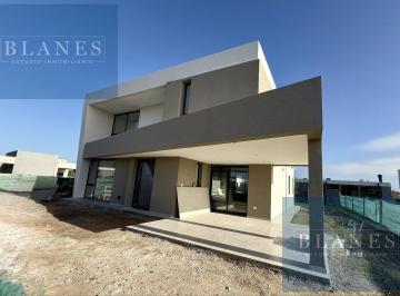 Casa · 201m² · 4 Ambientes · 3 Cocheras · Alquiler o Venta de Casa en Barrio Privado San Simón, Canning
