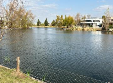 Casa · 910m² · 4 Ambientes · 4 Cocheras · Casa a Laguna en Una Planta en Alquiler
