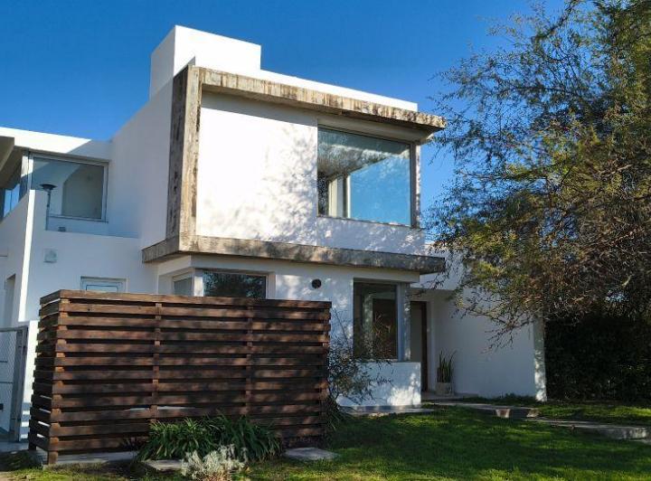 Casa · 240m² · 2 Ambientes · 2 Cocheras
