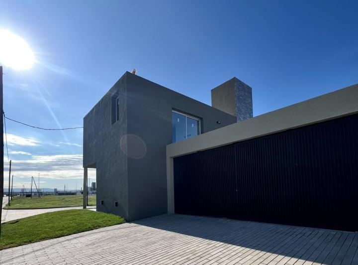 Casa · 270m² · 6 Ambientes · 3 Cocheras