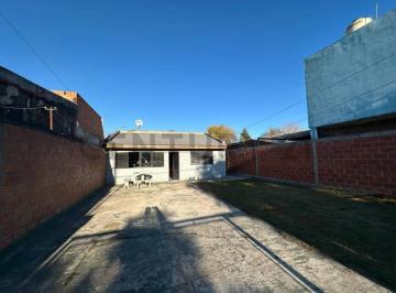 Casa · 109m² · 4 Ambientes · 2 Cocheras · 80 Entre 133 y 134 - Casa en Venta de 3 Dorm., con Lote de 400 m² a Reciclar.