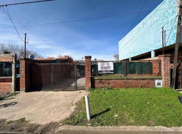 Casa · 109m² · 4 Ambientes · 2 Cocheras · 80 Entre 133 y 134 - Casa en Venta de 3 Dorm., con Lote de 400 m² a Reciclar.