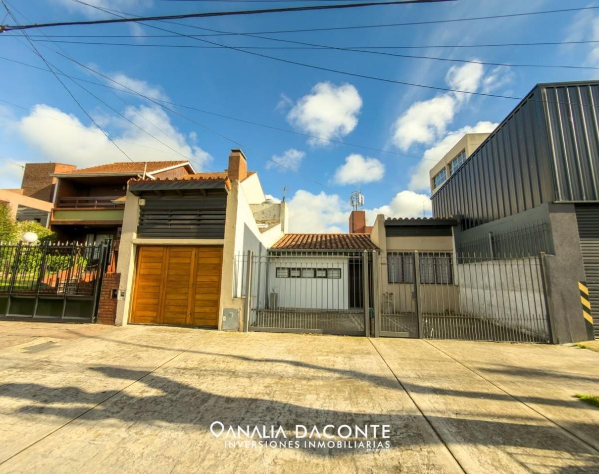 Alquiler 36 meses uso profesional únicamente. Todo en planta baja. Garage con porton electrico. 3 dormitorios. 2 baños completos. Parque con parrilla.