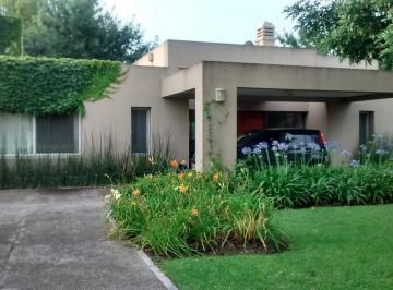 Casa · 200m² · 6 Ambientes · Importante Propiedad de Categoría en Barrio Cerrado Santa Ana - Ubicacion Central