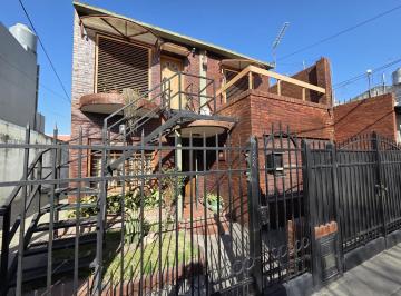 Casa · 42m² · 6 Ambientes · 2 Cocheras · En Venta | Hermosa Propiedad con Departamento Independiente en Moreno Sur | con Parque y Entrada de