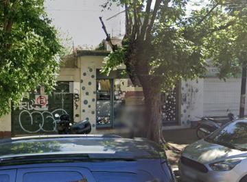 Local comercial · 239m² · 1 Ambiente · 1 Cochera · En Venta | Local en Pleno Centro de Moreno Lado Sur con Entrada de Auto y Parque - Calle Aristobulo