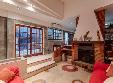 Casa · 198m² · 6 Ambientes · 1 Cochera · Casa 6 Amb Patio Terraza y Cochera en Pompeya