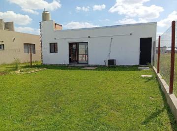 Casa · 50m² · 1 Ambiente · 2 Cocheras · Quincho en Venta, Baño y Piscina Lote de 300 m² en La Toscana