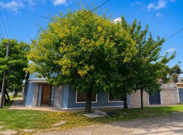 Casa · 223m² · 4 Ambientes · 4 Cocheras · Venta Casa 4 Ambientes Fcio Varela