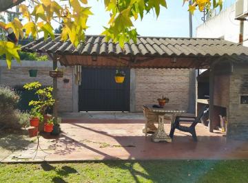 Casa · 223m² · 4 Ambientes · 4 Cocheras · Venta Casa 4 Ambientes Fcio Varela