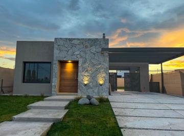 Casa de 1 ambiente, Carrodilla · Contacto Propiedades Inmobilairia Vende Casa en B° Privado Lar de Terrada.