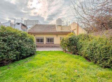 Casa · 204m² · 4 Ambientes · 2 Cocheras · Venta Casa 4 Amb Quincho Cochera 2 Autos Versalles